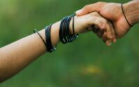 bransoletki sznurkowe na rękach
